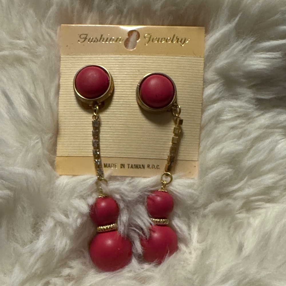 Vintage Fashion Jewelry Coral Red and Rhinestone Clip On Dangle Earrings NWOT